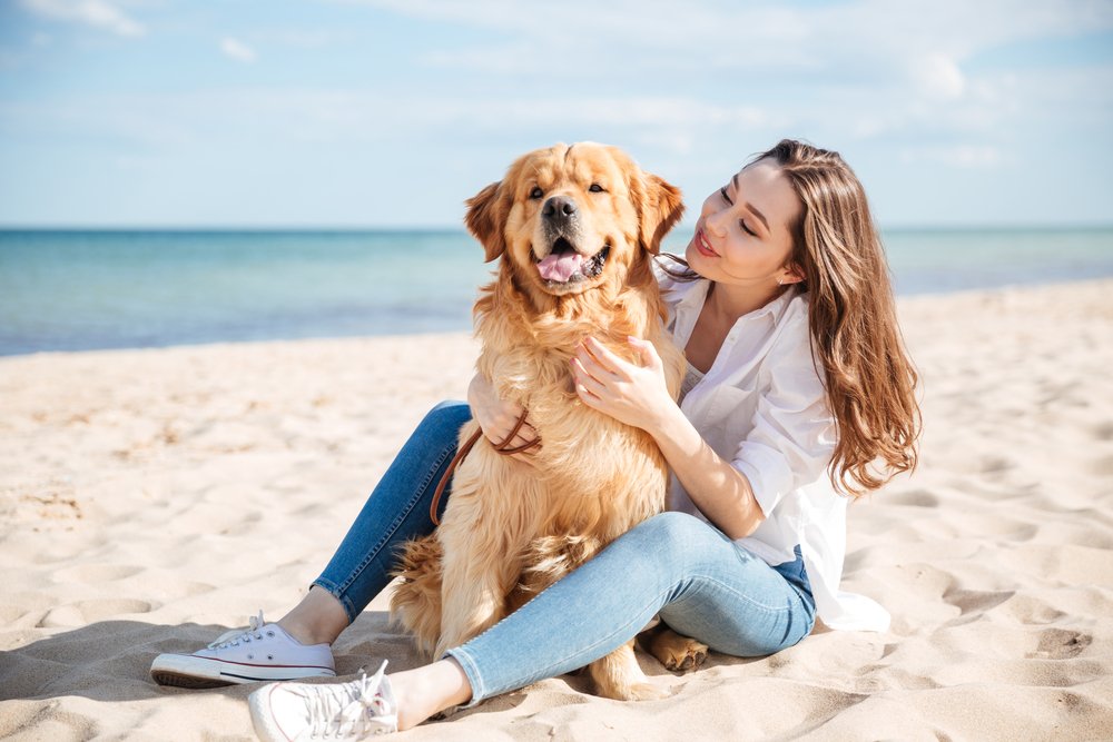 mujer-con-mascota-playa