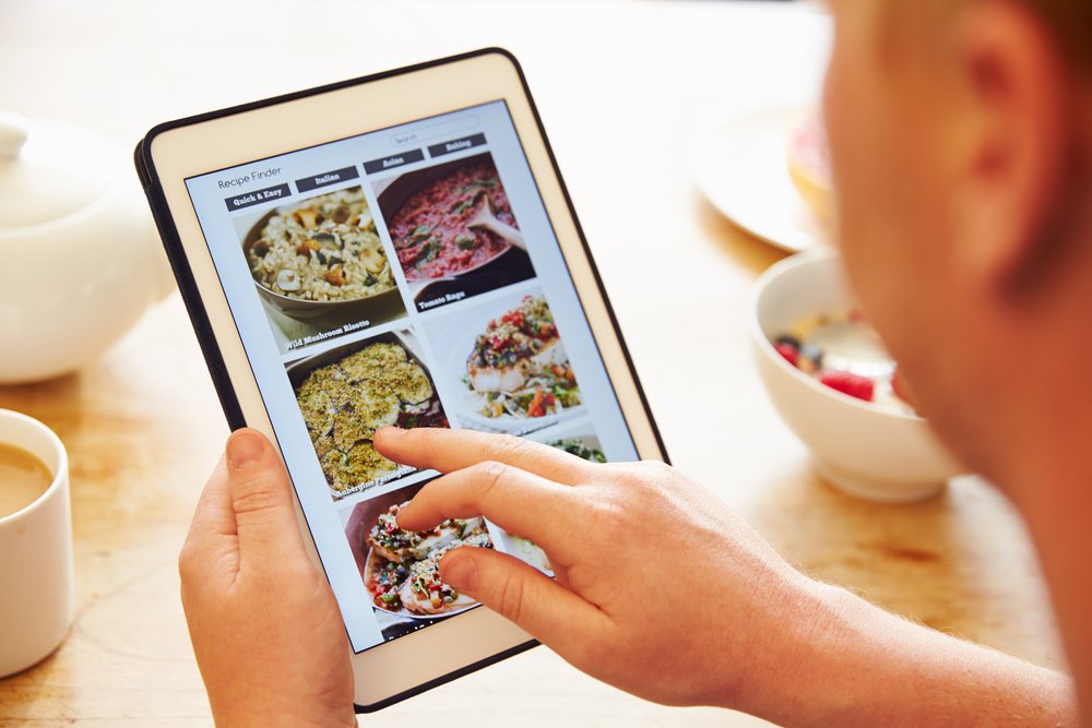 https://www.shutterstock.com/es/image-photo/person-breakfast-looking-recipe-app-on-311991677?src=F6XoDWhQV7J8vGaStrdXfw-1-23
