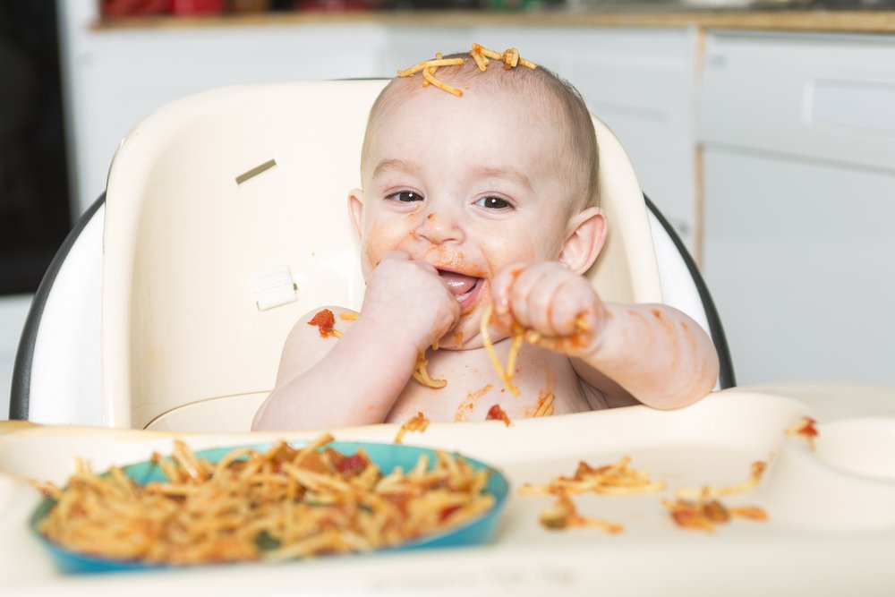 bebe comiendo